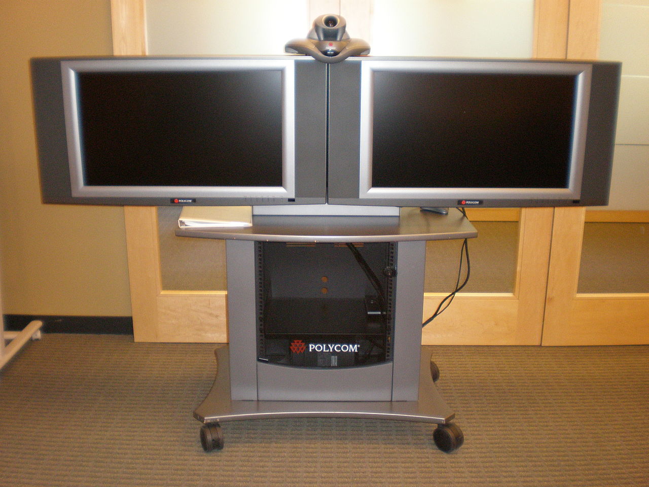 1280px-Polycom_VSX_7000_with_2_video_conferencing_screens.jpeg